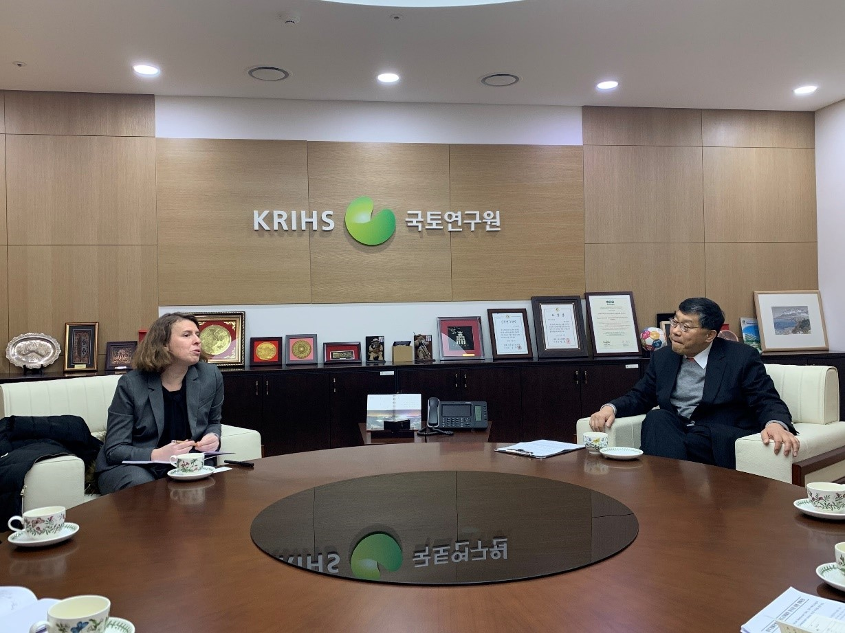 IDB Head of Division meets KRIHS President Kang Hyun Soo